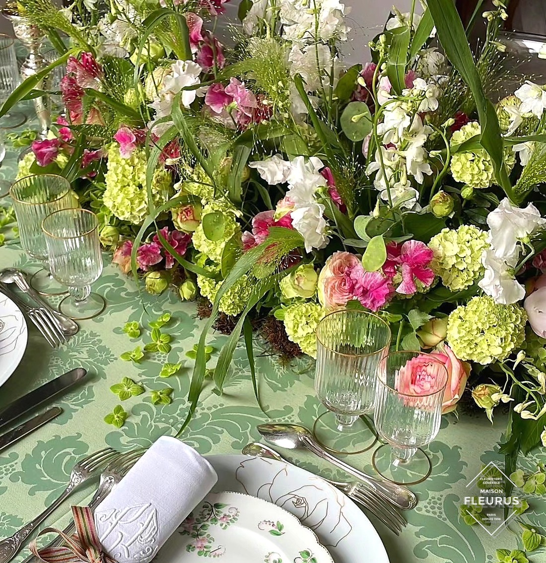 Chemin de table Maison Fleurus, pois de senteur et viburnum, dressage événementiel